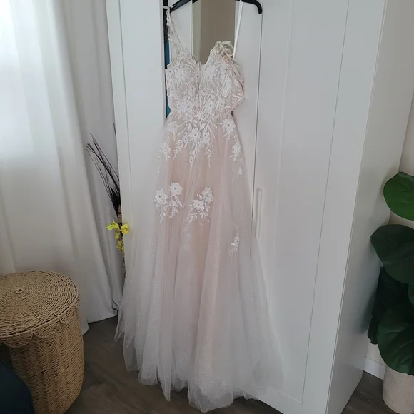 Elegant Cream Lace Wedding Dress - Picture 3 of 3